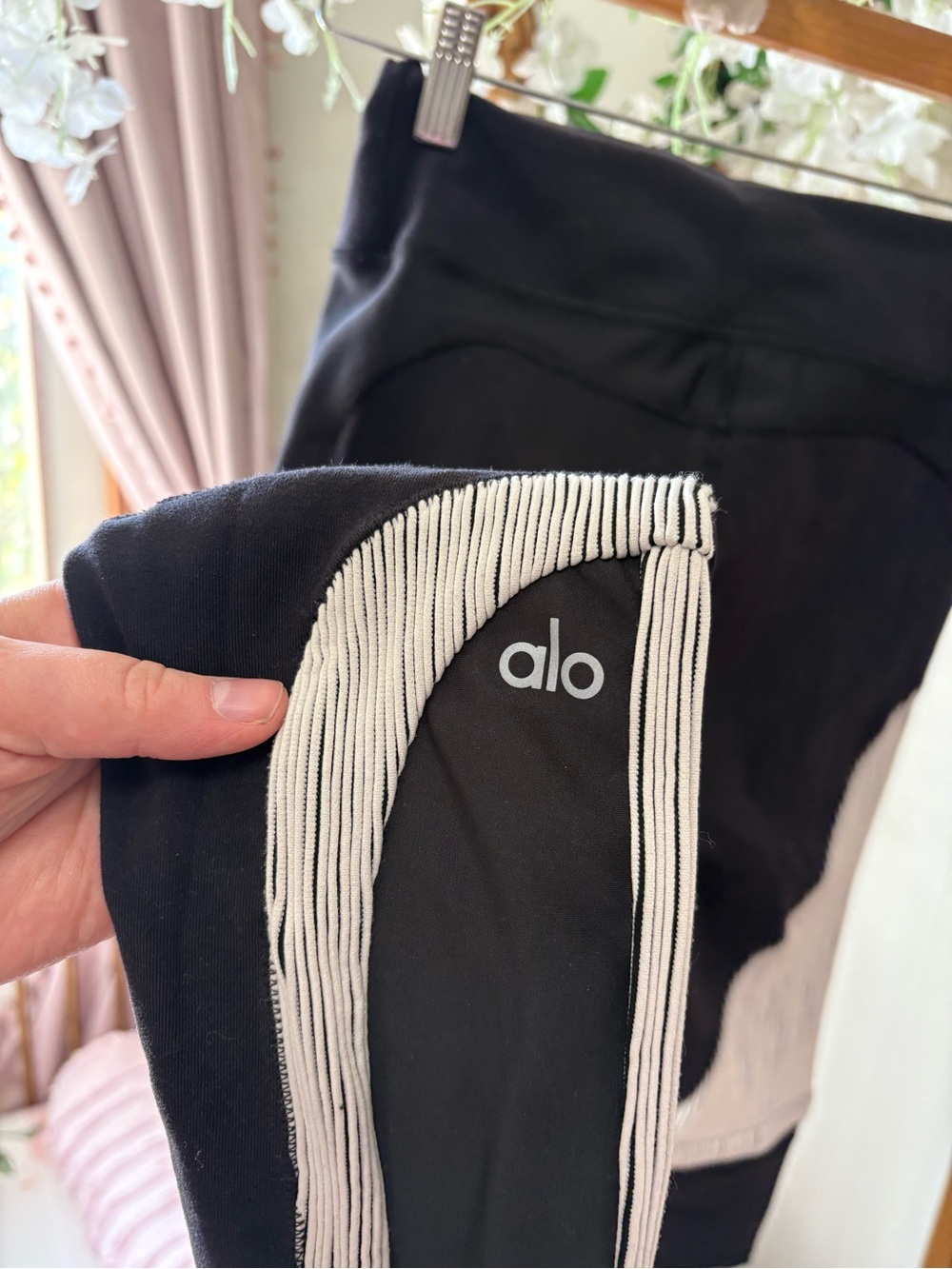 ALO Yoga Black Leggings with White Contrast Panels - Picture 10 of 10